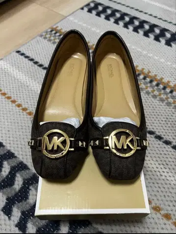 MICHAEL KORS 브라운 플랫슈즈