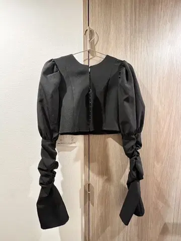 [ 새상품급 ] MELT THE LADY 프론트 후크 블라우스 BLACK