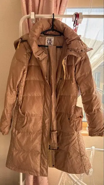 베이지 롱 다운 자켓 후드 부착