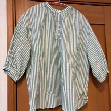 그린과 화이트 스트라이프 긴팔 셔츠