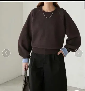 다크 브라운 블루 스카이블루 래글런 슬리브 스웨터 배색