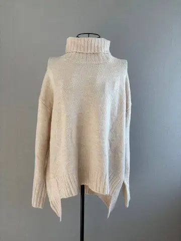 [미사용 새상품] BouJeloud 크림색 터틀넥 니트 스웨터