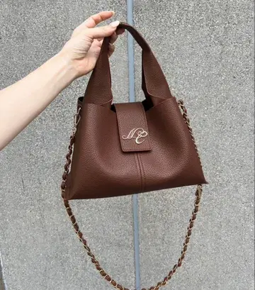 [ WEB 한정 상품 ] NC 엠블럼 부착 트라이앵글 백 브라운