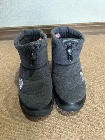 THE NORTH FACE 차콜 그레이 숏부츠