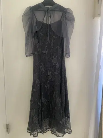 그레이 플로럴 자수 맥시 드레스