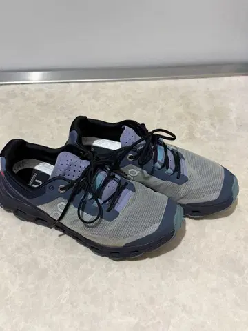 On 러닝화 8 그레이/네이비