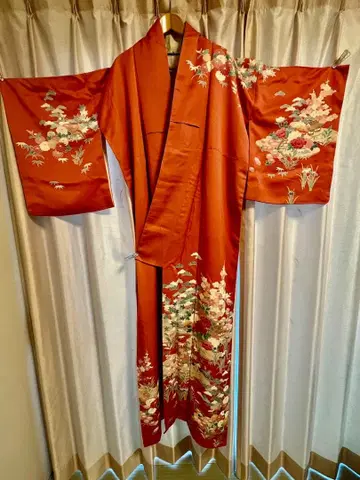 빨간색 꽃무늬 자수 호몬기