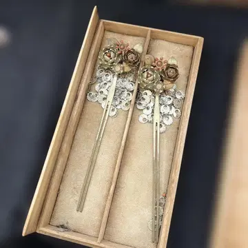 전통적인 꽃 장식의 비녀