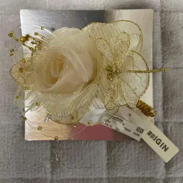 크림색 꽃과 잠자리 코사지 도쿄 IGIN