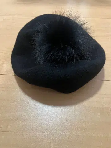 Ca4La 퍼 달린 블랙 베레모