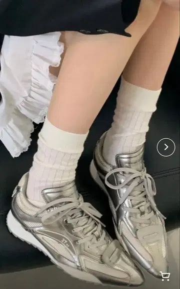 [ 미사용 새상품 ] 포인티드 메탈릭 스니커즈 실버 한국 스트릿 스타일