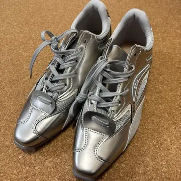 [ 미사용 새상품 ] 포인티드 메탈릭 스니커즈 실버 한국 스트릿 스타일