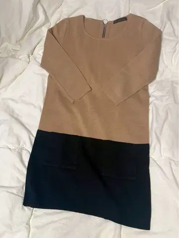 베이지와 블랙의 2톤 원피스