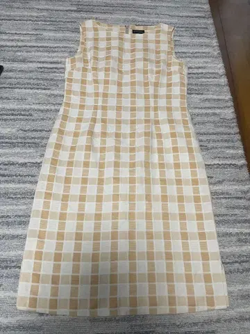 슬리브리스 무릎 기장 원피스 베이지 체크