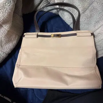 베이지 핸드백 다크 브라운 핸들