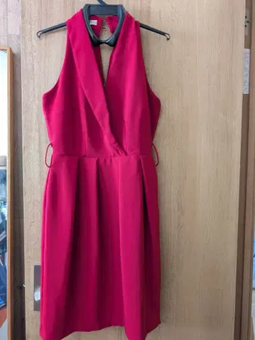 미사용 새상품 빨간색 슬리브리스 V넥 원피스