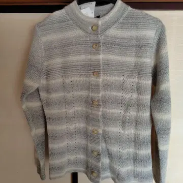 그레이와 아이보리 스트라이프 니트 가디건