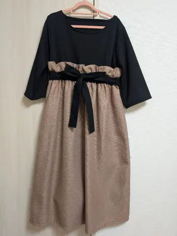 블랙과 베이지 7부 소매 무릎 기장 원피스 작가 RATA