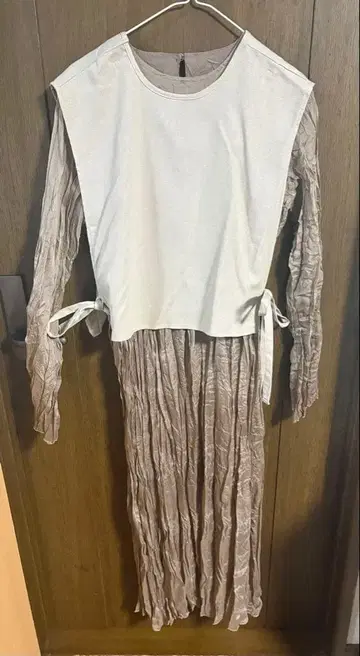 베이지 플리츠 긴팔 드레스