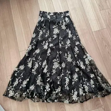 레이스 자수 플레어 스커트