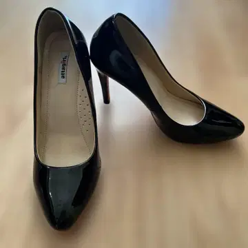 에나멜 블랙 스틸레토 하이힐