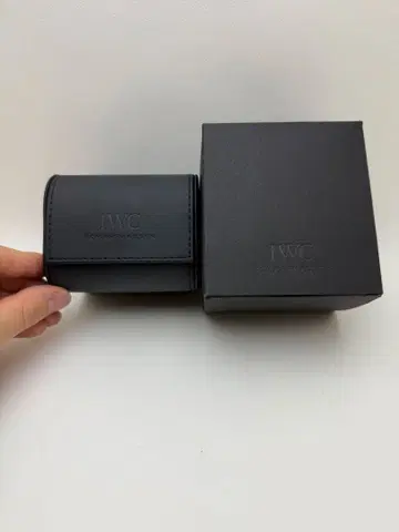 IWC 블랙 가죽 시계 수리 케이스