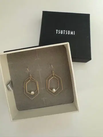 TSUTSUMI 육각형 펄 장식 귀걸이 골드