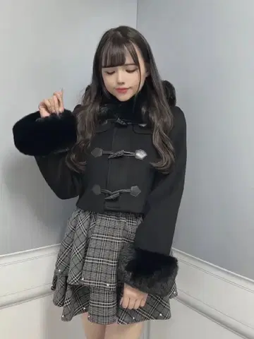 evelyn 퍼 달린 블랙 더플 코트