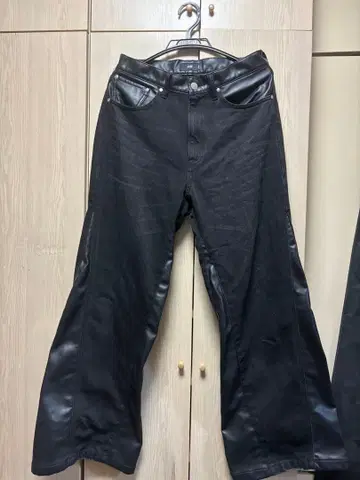 인조 가죽 절개 데님 팬츠(HARE)