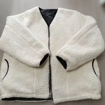 화이트 보아 자켓 사이드 포켓 포함