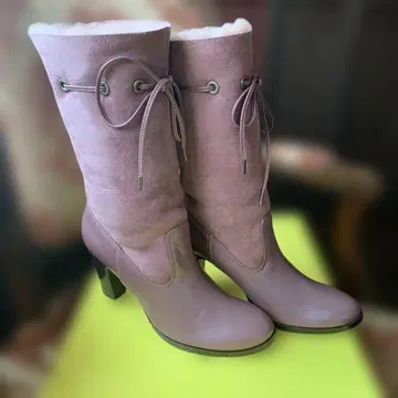 핑크 베이지 계열 퍼 포함 레이스업 부츠