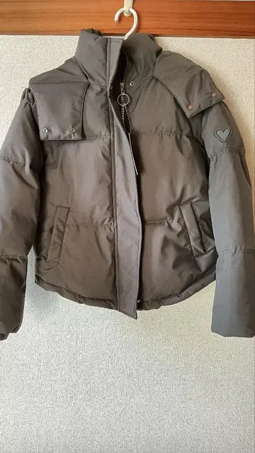 후드 부착 그레이 다운 자켓