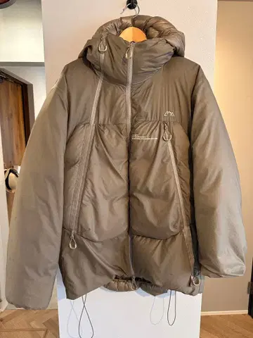 CMF 후드 부착 다운 자켓 올리브 그린