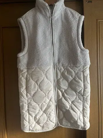 H&M 화이트 플리스 퀼팅 베스트