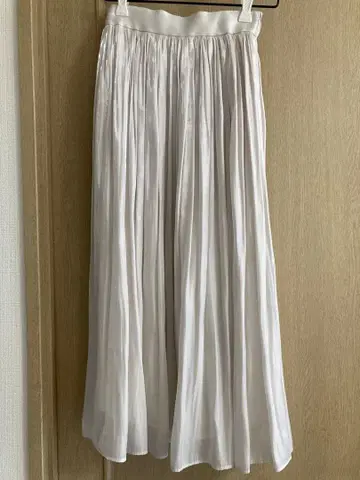 화이트 플리츠 스커트