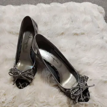 실버 오픈토 펌프스 비쥬 장식