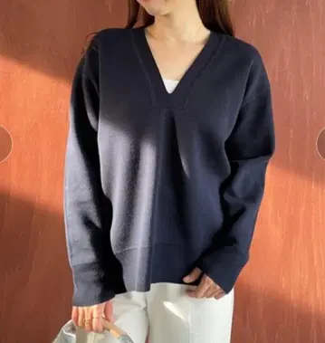 UNFILO 스펀지 니트 딥 넥 미사용 새상품