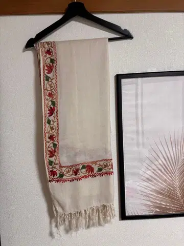 자수 들어간 크림색 스톨