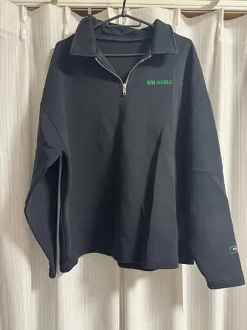 블랙 하프 지퍼 맨투맨