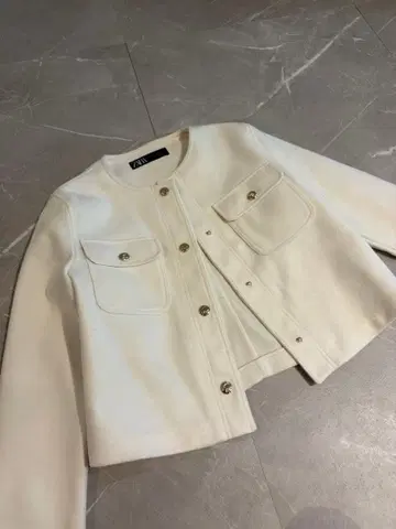 ZARA 화이트 노카라 자켓