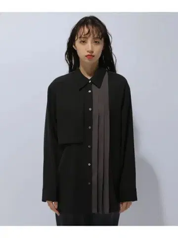 HARE 파트 플리츠 하이 컬러 셔츠 블랙