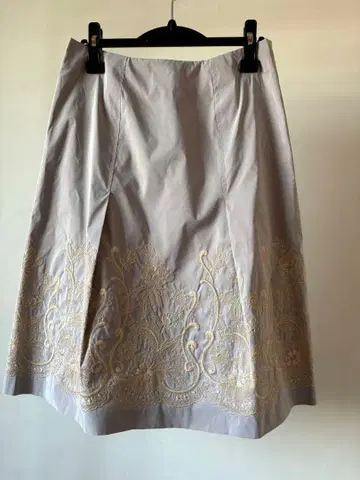 SCAPA 스캐파 자수 무릎 기장 스커트