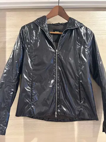 TATRAS 블랙 광택 나일론 자켓 후드 부착