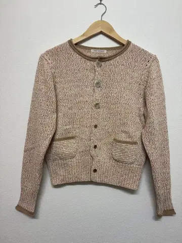 ADIEU TRISTESSE / 아두이트리스테스 꽃 버튼 니트입니다.