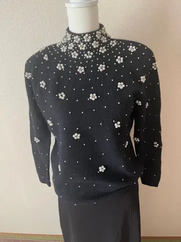 펄 장식 블랙 하이넥 스웨터