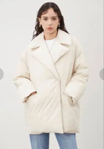 미라 오웬 프렌치 다운 하프 기장 패딩 코트