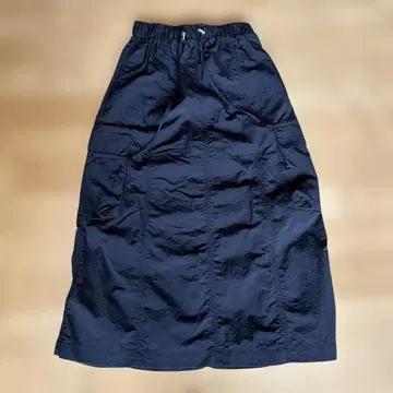 8 seconds 블랙 바스락 원단 미디 기장 스커트