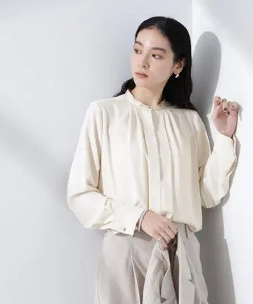 NANO universe 스탠드 바이컬러 턱 블라우스