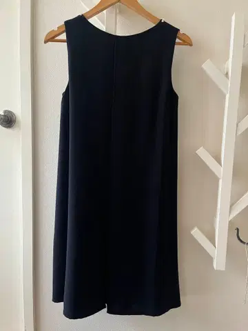 RUIRUE BOUTIQUE 네이비 플리츠 슬리브리스 원피스