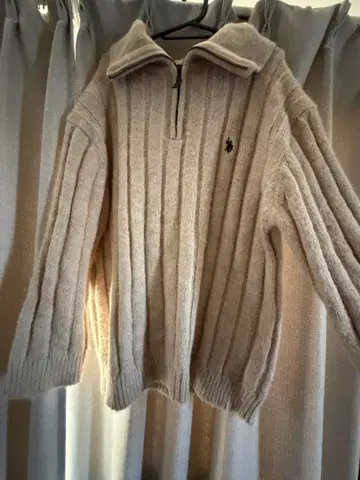 베이지 리브 하프 지퍼 스웨터